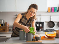 Frau in Küche kocht Suppe. © CentralITAlliance / iStock / Thinkstock