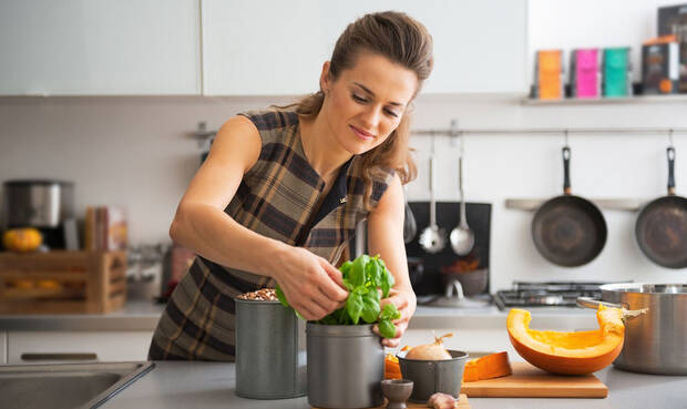 Frau in Küche kocht Suppe. © CentralITAlliance / iStock / Thinkstock