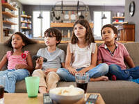 Ein Ziel der Aktion: An Kinder gerichtete Werbung für zuckerreiche Produkte soll verboten werden. © monkeybusinessimages / iStock / Getty Images Plus Ein Ziel der Aktion: An Kinder gerichtete Werbung für zuckerreiche Produkte soll verboten werden. © monkeybusinessimages / iStock / Getty Images Plus