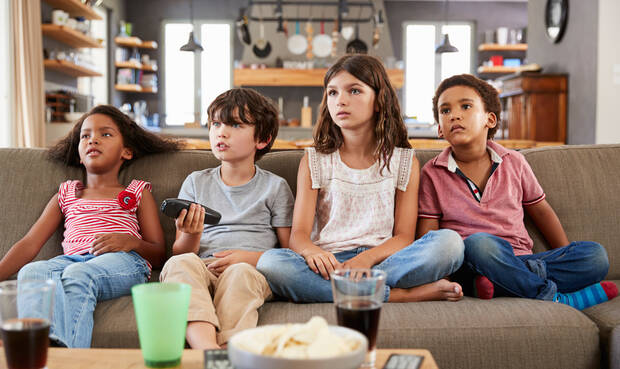 Ein Ziel der Aktion: An Kinder gerichtete Werbung für zuckerreiche Produkte soll verboten werden. © monkeybusinessimages / iStock / Getty Images Plus