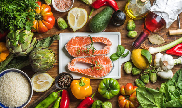 Mediterrane Ernährung wirkt präventiv bezüglich einer Alzheimer Demenz.  © Foxys_forest_manufacture/iStock/Getty Images Plus