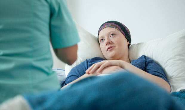 Krebskranke Frau im Krankenhaus. © KatarzynaBialasiewicz / iStock / Thinkstock