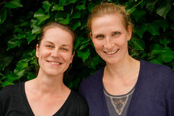 Katrin Bienge (links) und Projektleiterin Dr. Melanie Speck aus der Abteilung Nachhaltiges Produzieren und Konsumieren am Wuppertal Institut haben den NAHGAST-Rechner entwickelt. © Wuppertal Institut/S. Michaelis Katrin Bienge (links) und Projektleiterin Dr. Melanie Speck aus der Abteilung Nachhaltiges Produzieren und Konsumieren am Wuppertal Institut haben den NAHGAST-Rechner entwickelt. © Wuppertal Institut/S. Michaelis