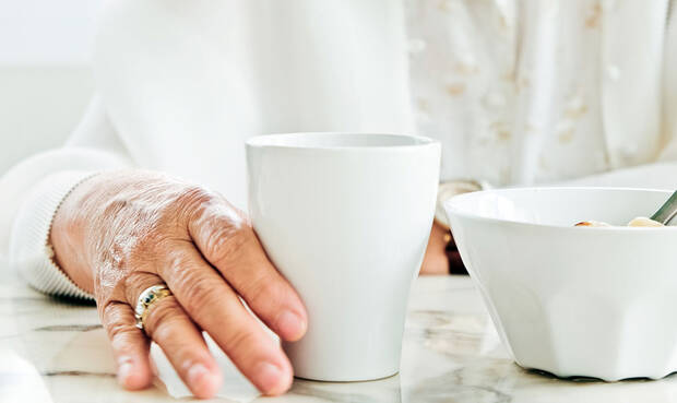 Kau- und Schluckstörungen können dazu führen, dass die Betroffenen Angst vor dem Essen und Trinken haben. © ponsulak / iStock / Getty Images Plus