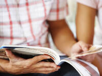 © Fuse / Thinkstock Personen durchblättern eine Zeitschrift.