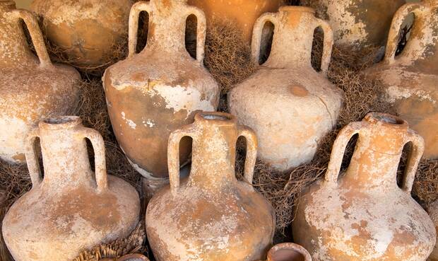 Antike Wein-Amphoren: Demonstrativer Konsum einerseits, Hunger andererseits. © tolgaildun / iStock / Getty Images Plus
