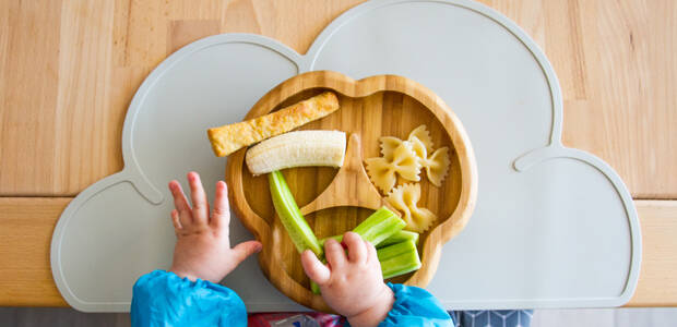 Babyhände greifen Fingerfood