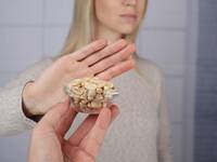 Menschen mit Lebensmittelallergien werden im Alltag immer wieder damit konfrontiert. © ChesiireCat / iStock / Thinkstock Menschen mit Lebensmittelallergien werden im Alltag immer wieder damit konfrontiert. © ChesiireCat / iStock / Thinkstock