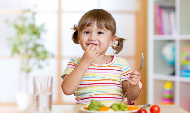 Kind isst. © oksun70 / iStock / Getty Images Plus