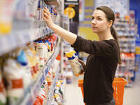 Frau im Supermarkt