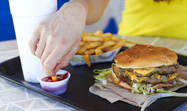 Fast Food auf Tisch.© Matthew Ennis / iStock / Thinkstock