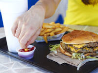 © Matthew Ennis / iStock / Thinkstock Fast Food auf Tisch.© Matthew Ennis / iStock / Thinkstock