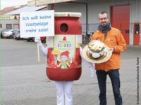 Zwergenwiese-Geschäftsleiter Jochen Walz nimmt den „Goldenen Windbeutel“ entgegen. © foodwatch/picture alliance/Udo Fischer