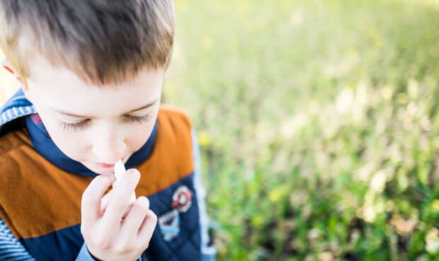 Kind mit Nasenspray. © Eva-Foreman / iStock / Thinkstock