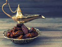 Im Ramadan muss bis zum Sonnenuntergang nicht nur auf Speisen, sondern auch auf Flüssigkeit verzichtet werden. © LiliGraphie / iStock / Thinkstock Datteln in einer Schale. © LiliGraphie / iStock / Thinkstock
