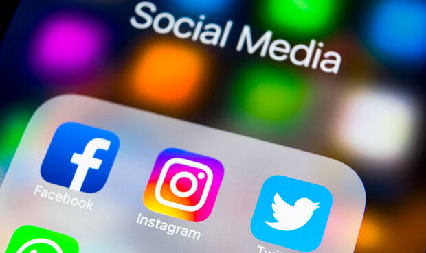 Fachkräfte sollte offen sein für digitale Präsenz. © bigtunaonline / iStock Editorial / Getty Images Plus