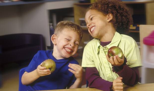 Kinder mit Obst. © Ingram Publishing / Thinkstock