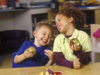 Kinder mit Obst. © Ingram Publishing / Thinkstock