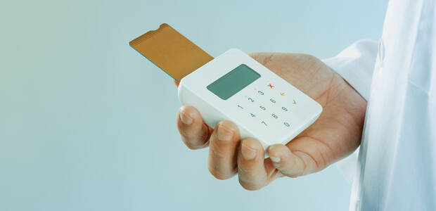 Kartenlesegerät wird in einer Hand gehalten