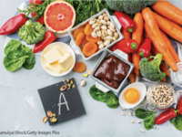Das fettlösliche Vitamin A kommt nur in tierischen Lebensmitteln vor. Gute Quellen sind Leber und daraus hergestellte Wurstwaren sowie Eier, Milch und Milchprodukte und einige Fischarten. Gemüse und Obst tragen durch ihren Gehalt an Provitamin A ebenfalls Gemüse, Obst, Fett und Ei. © Aamulya/iStock/Getty Images Plus