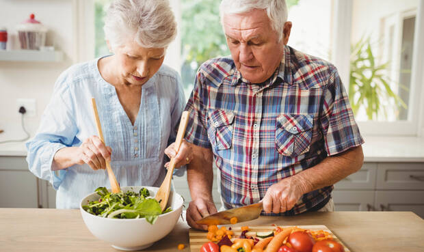 Welche Bedeutung messen ältere Menschen einzelnen Aspekten einer gesundheitsförderlichen Ernährung bei? © Wavebreakmedia/iStock/Getty Images Plus