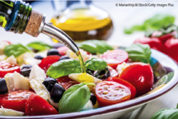 Eine mediterrane Ernährung ist bei Herz-Kreislauf-Erkrankungen besser geeignet als eine fettarme Ernährung. © MarianVejcik/iStock/Getty Images Plus