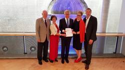 Johannes Georg Wechsler, Ingrid Acker, Christian Löser, Kerstin Wriedt und Johann Ockenga mit der unterschriebenen "Kasseler Erklärung". © Myrna Apel