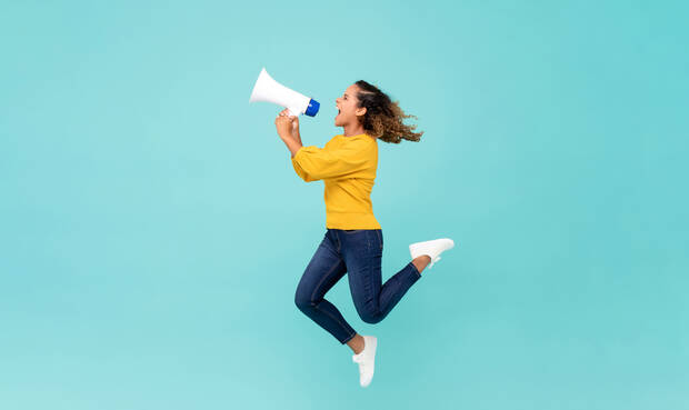 Junge Frau mit Megaphon. © Atstock Productions/iStock/Getty Images Plus