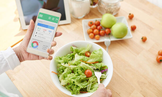 Handy mit geöffneter App und Salat. © DragonImages / iStock / Thinkstock