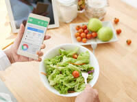 Handy mit geöffneter App und Salat. © DragonImages / iStock / Thinkstock