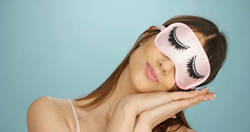 © stryjekk / iStock / Thinkstock Frau mit Schlafbrille