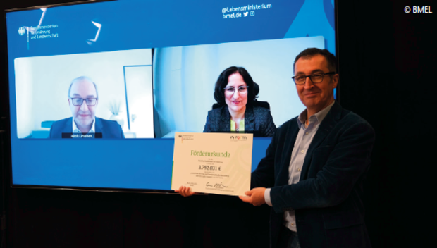 Bundesminister Cem Özdemir überreicht die Förderurkunde an DGE-Geschäftsführerin Dr. Kiran Virmani und DGE-Präsident Prof. Dr. Jakob Linseisen. © BMEL Bundesminister Cem Özdemir überreicht die Förderurkunde an DGE-Geschäftsführerin Dr. Kiran Virmani und DGE-Präsident Prof. Dr. Jakob Linseisen. © BMEL