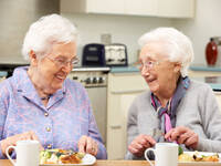 © monkeybusinessimages / iStock / Thinkstock Seniorinnen sitzen am Tisch und essen.
