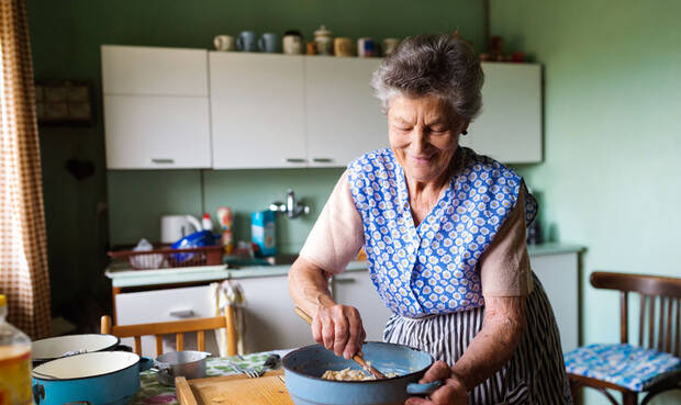 Seniorin backt. © Halfpoint / iStock /Thinkstock