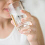Calcium- beziehungsweise magnesiumreiches Mineralwasser eignet sich sehr gut, um einen Großteil des Bedarfs an beiden Mineralstoffen zu decken. ©  fizkes / iStock / Getty Images Plus