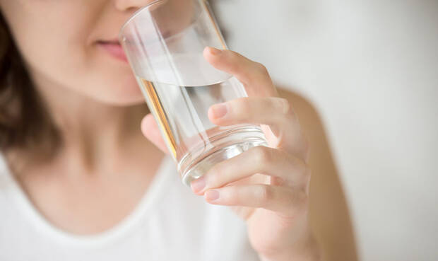Calcium- beziehungsweise magnesiumreiches Mineralwasser eignet sich sehr gut, um einen Großteil des Bedarfs an beiden Mineralstoffen zu decken. ©  fizkes / iStock / Getty Images Plus