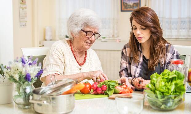 In einem von den Nutzern vereinbarten Rahmen wird Unterstützung für ihre jeweils hilfebedürftigen Verwandten oder Bekannten „getauscht“. © Bojan89 / iStock / Getty Images Plus