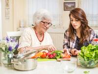 In einem von den Nutzern vereinbarten Rahmen wird Unterstützung für ihre jeweils hilfebedürftigen Verwandten oder Bekannten „getauscht“. © Bojan89 / iStock / Getty Images Plus In einem von den Nutzern vereinbarten Rahmen wird Unterstützung für ihre jeweils hilfebedürftigen Verwandten oder Bekannten „getauscht“. © Bojan89 / iStock / Getty Images Plus