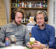 Oecotrophologie-Student Wieland Buschmann (l.) und Prof. Dr. Guido Ritter sind die Köpfe und Stimmen der neuen Podcast-Reihe „Klausurrelevant!“. Ihre Themen: Esskultur, Nachhaltigkeit, Foodtrends und gesunde Ernährung. © FH Münster/Moritz Schäfer Oecotrophologie-Student Wieland Buschmann (l.) und Prof. Dr. Guido Ritter. © FH Münster/Moritz Schäfer
