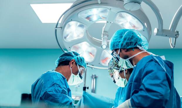 Bei einer Magen-Bypass-Operation wird der Magen durch einen Teil des Dünndarms überbrückt. © santypan / iStock / Getty Images Plus