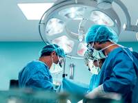 Bei einer Magen-Bypass-Operation wird der Magen durch einen Teil des Dünndarms überbrückt. © santypan / iStock / Getty Images Plus Bei einer Magen-Bypass-Operation wird der Magen durch einen Teil des Dünndarms überbrückt. © santypan / iStock / Getty Images Plus