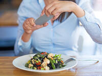 Die Teilnehmer gaben nach der Studie an, dass eine bunte Mittagsmahlzeit zu essen für sie einfach umzusetzen war. © PIKSEL / iStock / Getty Images Plus