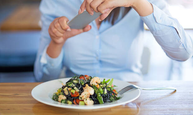 Die Teilnehmer gaben nach der Studie an, dass eine bunte Mittagsmahlzeit zu essen für sie einfach umzusetzen war. © PIKSEL / iStock / Getty Images Plus