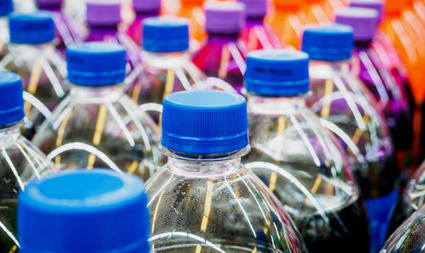 Der Zuckergehalt in gesüßten Erfrischungsgetränken auf dem deutschen Markt ist weiterhin hoch. © Kwangmoozaa / iStock / Getty Images Plus