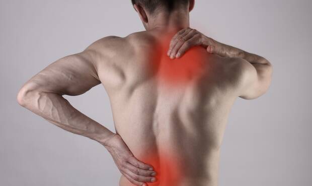 Typische Alterskrankheiten, deren Entstehung mit dem Inflamm-Aging in Verbindung gebracht wird, sind neben der Alzheimer-Demenz auch Osteoporose, Atherosklerose, Arthritis oder Diabetes mellitus. © ChesiireCat / iStock / Getty Images Plus