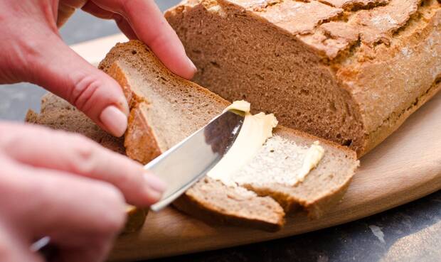 Brot mit Butter. © stevewanstall / iStock / Thinkstock