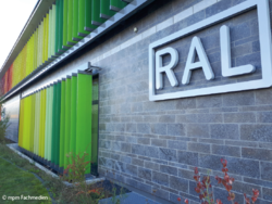 Nachhaltige Architektur: die automatische Schattierung des Gebäudes in RAL-Farben. © mpm Fachmedien