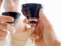 Ganz ohne Alkohol leben in Deutschland nur knapp drei Prozent der Erwachsenen. © Jupiterimages / Goodshoot / Thinkstock Zwei Weintrinker. © Jupiterimages / Goodshoot / Thinkstock