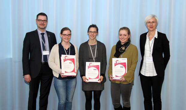 Die Preisträgerinnen (v. l.) Birthe Kleiber, Catherina Jansen, Julia Schulte mit Prof. Dr. Christine Küster (Koordinatorin Nachwuchspreis) und Prof. Dr. Sascha Skorupka (dgh-Vorstand). © dgh