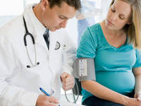 Schwangeren wird der Blutdruck gemessen